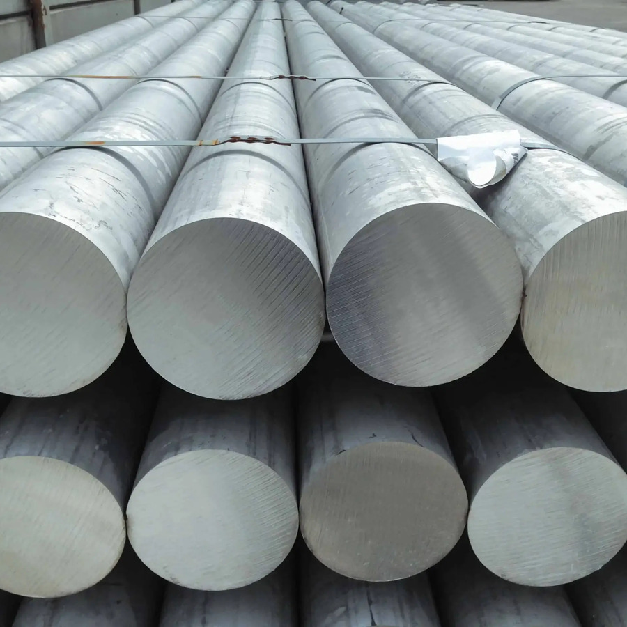 Tarugos, lingotes de aluminio e zinco em ambiente industrial